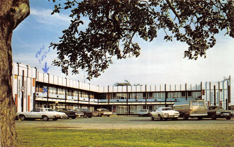 Skyline Motel (Penthouse Restaurant) - Vintage Postcard (newer photo)